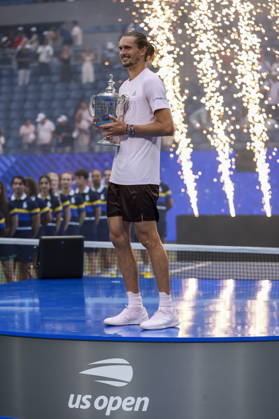 US Open tennis tournament - Day 15 Alexander Zverev of Germany poses with the Champions trophy after winning the Men s Singles Finals of the US Open Tennis Championships at the USTA Billie Jean King National Tennis Center in Flushing Meadows, New York, USA, 13 September 2026. FLUSHING MEADOWS NEW YORK United States Copyright: xCRISTOBALxHERRERA-ULASHKEVICHx