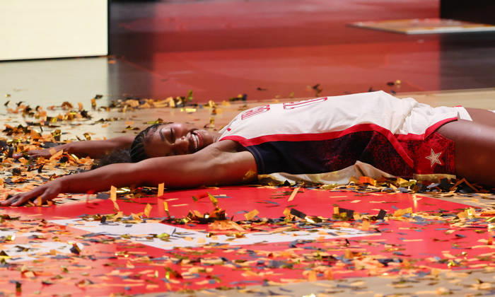 Angel Reese jubelt, liegt im Goldlametta, feiert die Weltmeisterschaft Team USA Weltmeister Freude Emotion Basketball FIBA World Cup Weltmeisterschaft Frauen WM Finale Saison 2026 2027 13.09.2026 Frankreich vs USA