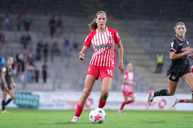 Maj Schneider (SC Freiburg, 15) am Ball , Deutschland, Fussball, GooglePixel Frauen-Bundesliga, 4.Spieltag, 2026 2027, SC Freiburg vs. 1. FSV Mainz 05, 13.09.2026, Dreisamstadion, Freiburg Freiburg Dreisamstadion Baden-Wuerttemberg Deutschland Copyright: xArnexAmbergx