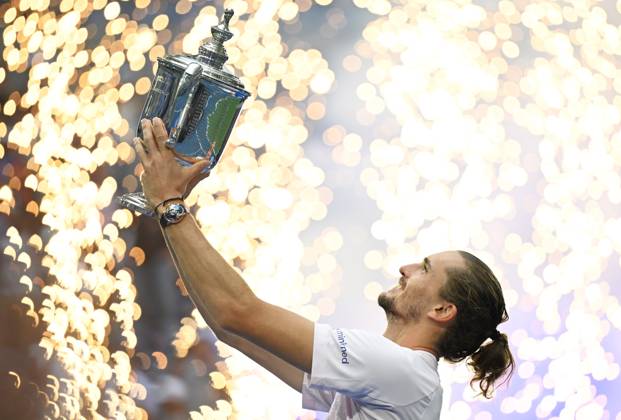 (260914) -- NEW YORK, Sept. 14, 2026 -- Alexander Zverev holds the trophy during the awarding ceremony after the men s singles final match between Alexander Zverev of Germany and Ben Shelton of the United States at the 2026 US Open tennis championships in New York, the United States, Sept. 13, 2026. ) (SP)U.S.-NEW YORK-TENNIS-US OPEN-MEN S FINAL LixRui 