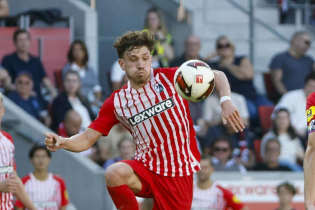Philipp Treu (SC Freiburg, 29) am Ball , Deutschland, Fussball, 1. Bundesliga, 3.Spieltag, 2026 2027, SC Freiburg vs. Borussia Mönchengladbach, 12.09.2026, Freiburg im Breisgau Europa-Park Stadion Deutschland Copyright: xGrantxHubbsx