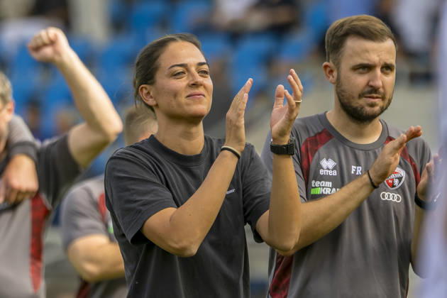 Saarbrücken, Deutschland 12. September 2026: 3. Liga - 2026 2027 - Sp. 5 - 1. FC Saarbrücken gegen FC Ingolstadt 04 Im Bild: v.li. Trainerin Sabrina Wittmann (FCI) feiert gut gelaunt mit den mitgereisten Fans. DFB DFL regulations prohibit any use of photographs as image sequences and or quasi-video Ludwigparkstadion Saarland Copyright: xFotostandx xSchäferx