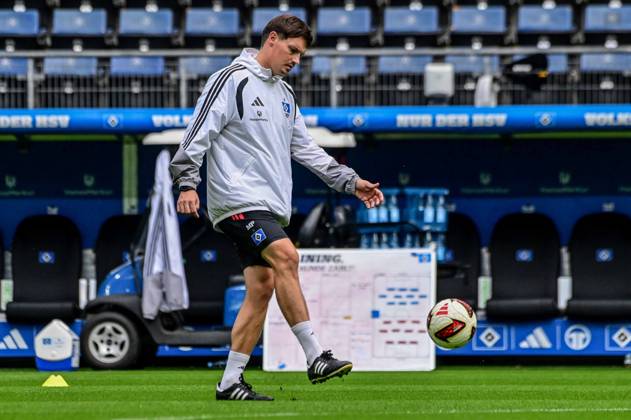 Trainer Merlin Polzin ( HSV ) am Ball Deutschland , Hamburg , Volksparkstadion , Fussball , 1 . Bundesliga , Training des Hamburger SV