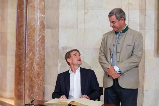 Christoph Freund (FC Bayern Muenchen, Sportdirektor) unterschreibt im goldenen Buch, mit Dr. Markus Soeder (MdL, Ministerpraesident Bayern und CSU Vorsitzender), GER, Ministerpraesident Dr. Markus Soeder empfaengt die Frauen- und Herrenfussballmanschaft des FC Bayern Muenchen zur Ehrung als Deutsche Meister in der Saison 2025 28, 16.09.2026, GER, Ministerpraesident Dr. Markus Soeder empfaengt die Frauen- und Herrenfussballmanschaft des FC Bayern Muenchen zur Ehrung als Deutsche Meister in der Saison 2025 28, 16.09.2026 Muenchen Copyright: xEibner-Pressefoto JennixMaulx EP_JML