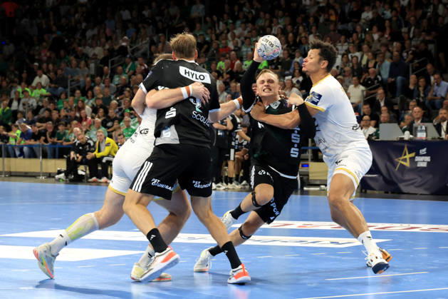 16.09.2026, GER Deutschland, Handball, EHF Champions League, 16.09.2026, Saison 2026 2027, Berlin, Fuechse Berlin vs Veszprem HC Tobias Grondahl ( Fuechse Berlin 15 ), Max Darj ( Fuechse Berlin 5 ), Thiagus Petrus ( Veszprem 2 ), Dragan Pechmalbec ( Veszprem 46 ) nordphoto GmbH Engler Berlin Max-Schmeling-Halle Berlin Deutschland Copyright: xNordphotox xEnglerx