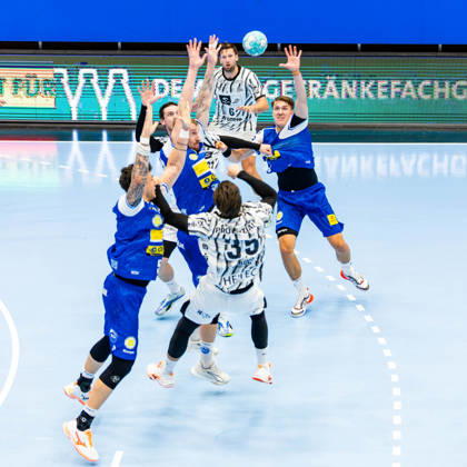18.09.2026, GER, Handball, Maenner, Saison 26 27, Opel 1.Bl, 5.Spieltag, ThSV Eisenach - THW Kiel Domen Makuc (THW Kiel), Oskar Joelsson (ThSV Eisenach,3), Harald Reinkind (THW Kiel) 99817 Eisenach Werner-Assmann-Halle Am Sportpark Thueringen Deutschland