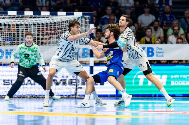 18.09.2026, GER, Handball, Maenner, Saison 26 27, Opel 1.Bl, 5.Spieltag, ThSV Eisenach - THW Kiel Julian Koester (THW Kiel), Stephan Seitz (ThSV Eisenach,44), Hendrik Pekeler (THW Kiel) 99817 Eisenach Werner-Assmann-Halle Am Sportpark Thueringen Deutschland