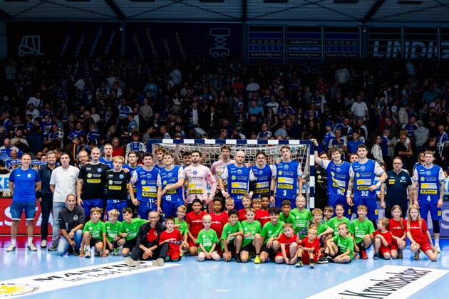 18.09.2026, GER, Handball, Maenner, Saison 26 27, Opel 1.Bl, 5.Spieltag, ThSV Eisenach - THW Kiel Mannschaftsbild Gruppenbild Teamfoto gemeinsam mit den Einlaufkindern 99817 Eisenach Werner-Assmann-Halle Am Sportpark Thueringen Deutschland