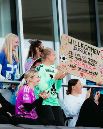 20.09.2026, xhfmx, Fußball 2. Frauen Bundesliga, Eintracht Frankfurt II - Hertha BSC Spielerinnen von Eintracht Frankfurt freuen sich über das Debüt von Sophia Winkler (Eintracht Frankfurt U20) Frankfurt