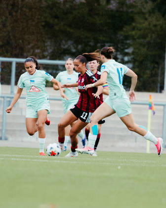 20.09.2026, xhfmx, Fußball 2. Frauen Bundesliga, Eintracht Frankfurt II - Hertha BSC v.l. Amira Marlene Dahl (Eintracht Frankfurt U20) und Ella Mettner (Hertha BSC Berlin Frauen) im Zweikampf Frankfurt