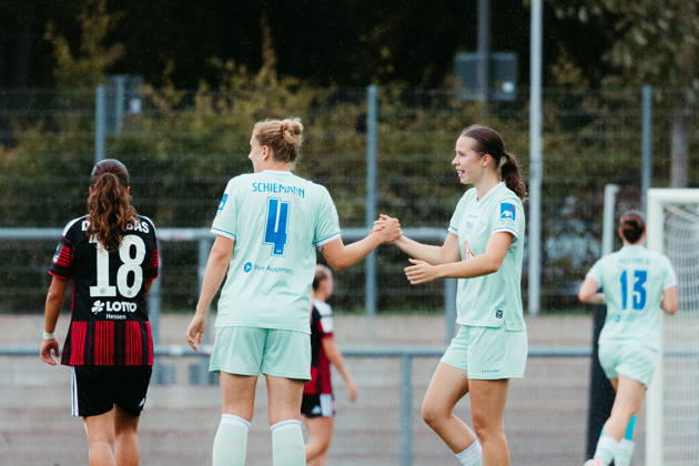20.09.2026, xhfmx, Fußball 2. Frauen Bundesliga, Eintracht Frankfurt II - Hertha BSC v.l. Ela Demirbas (Eintracht Frankfurt U20), Mieke Schiemann (Hertha BSC Berlin Frauen) Frankfurt