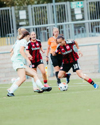 20.09.2026, xhfmx, Fußball 2. Frauen Bundesliga, Eintracht Frankfurt II - Hertha BSC Ela Demirbas (Eintracht Frankfurt U20) im Dribbling mit Gegenspielerinnen Frankfurt