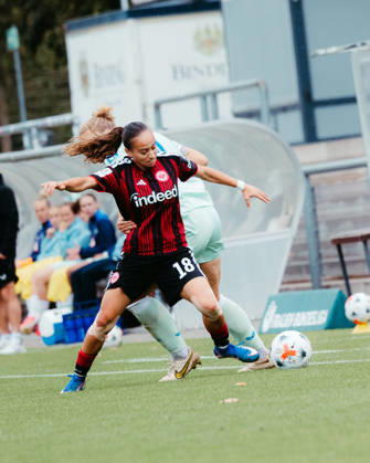 20.09.2026, xhfmx, Fußball 2. Frauen Bundesliga, Eintracht Frankfurt II - Hertha BSC Ela Demirbas (Eintracht Frankfurt U20) im Dribbling mit Gegenspielerinnen Frankfurt