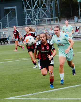 20.09.2026, xhfmx, Fußball 2. Frauen Bundesliga, Eintracht Frankfurt II - Hertha BSC Ela Demirbas (Eintracht Frankfurt U20) im Dribbling mit Gegenspielerinnen Frankfurt