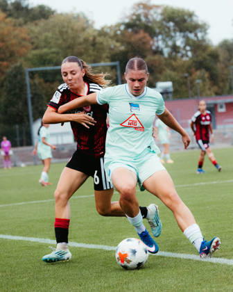 20.09.2026, xhfmx, Fußball 2. Frauen Bundesliga, Eintracht Frankfurt II - Hertha BSC Helene Schäfer (Eintracht Frankfurt U20) im Zweikampf mit Gegenspielerinnen Frankfurt