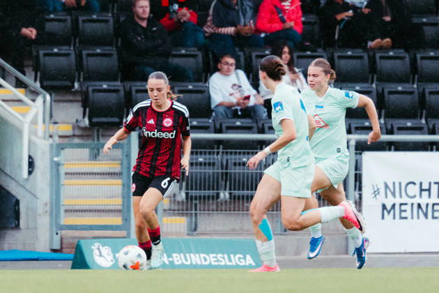 20.09.2026, xhfmx, Fußball 2. Frauen Bundesliga, Eintracht Frankfurt II - Hertha BSC Helene Schäfer (Eintracht Frankfurt U20) im Zweikampf mit Gegenspielerinnen Frankfurt