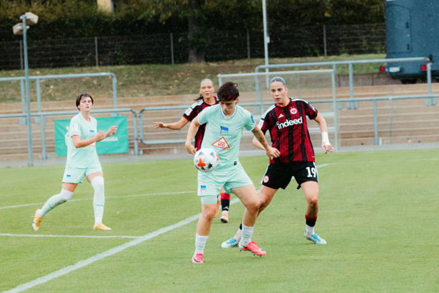 20.09.2026, xhfmx, Fußball 2. Frauen Bundesliga, Eintracht Frankfurt II - Hertha BSC Mina Matijevic (Eintracht Frankfurt U20) verteidigt gegen eine Berliner Gegenspielerin Frankfurt