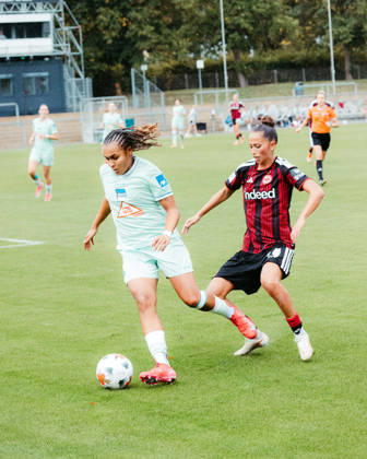20.09.2026, xhfmx, Fußball 2. Frauen Bundesliga, Eintracht Frankfurt II - Hertha BSC Amira Marlene Dahl (Eintracht Frankfurt U20) verteidigt gegen eine Berliner Gegenspielerin Frankfurt