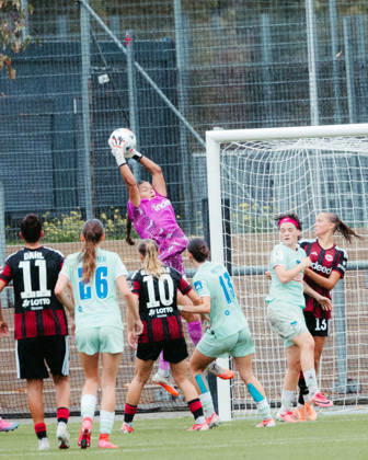 20.09.2026, xhfmx, Fußball 2. Frauen Bundesliga, Eintracht Frankfurt II - Hertha BSC Sophia Winkler (Eintracht Frankfurt U20) fängt eine Flanke ab Frankfurt