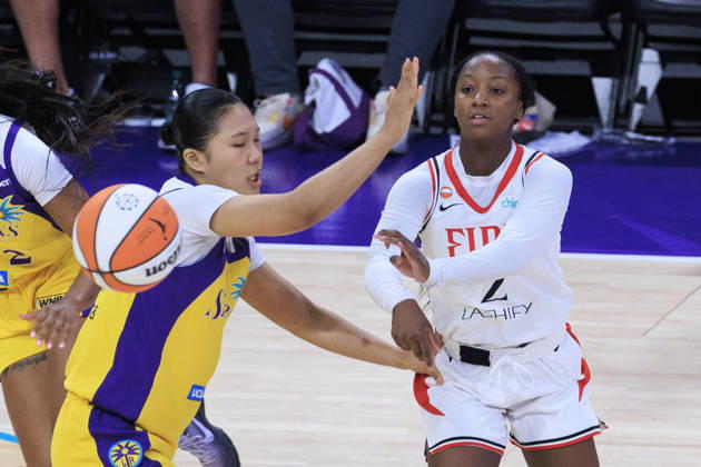 September 20, 2026, Los Angeles, California, USA: Jordan Harrison 2 of the Portland Fire passes the ball as Jihyun Park 6 of the Los Angeles Sparks defends during their regular season WNBA, Basketball Damen, USA game on Sunday September 20, 2026 at Crypto.com Arena in Los Angeles, California. Sparks defeat Fire, 105-84. ARIANA RUIZ PI Sparks Defeat Fire, 105-84 - ZUMAp124 20260920_zaa_p124_111 Copyright: xArianaxRuizx