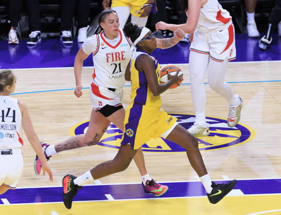 September 20, 2026, Los Angeles, California, USA: Shyanne Sellers 0 of the Los Angeles Sparks drives to the basket as Emily Engstler 21 of the Portland Fire defends during their regular season WNBA, Basketball Damen, USA game on Sunday September 20, 2026 at Crypto.com Arena in Los Angeles, California. Sparks defeat Fire, 105-84. ARIANA RUIZ PI Los Angeles USA - ZUMAp124 20260920_zaa_p124_125 Copyright: xArianaxRuizx