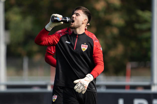 Dennis Seimen (VfB Stuttgart, 41), GER, VfB Stuttgart, Fussball, 1. Bundesliga, öffentliches Training, Spielzeit 2026 2027, 21.09.2026, DFL REGULATIONS PROHIBIT ANY USE OF PHOTOGRAPHS AS IMAGE SEQUENCES AND OR QUASI-VIDEO, GER, VfB Stuttgart, Fussball, 1. Bundesliga, öffentliches Training, Spielzeit 2026 2027, 21.09.2026, Stuttgart Copyright: xEibner-Pressefoto EdwardxCheungx EP_ECG