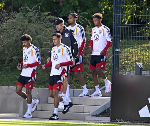 23.09.2026, Fussball DFB-Nationalmannschaft Deutschland, Trainingslager in Herzogenaurach, im Homeground bei ADIDAS, vor den UEFA Nations League Spielen, v.l. Nathaniel Brown (Deutschland), Trainer Jürgen Klopp (Deutschland), Younes Ebnoutalib (Deutschland ) , Kevin Schade (Deutschland), Bambase Conte