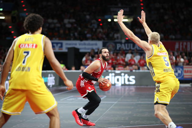 Duane Washington Jr. (FC Bayern Basketball, 04) mit Sam Griesel (Alba Berlin, 05) und Jack Kayil (Alba Berlin, 07), GER, FC Bayern Basketball vs. Alba Berlin, Basketball, easycredit Basketball Bundesliga, 23.Spieltag, Saison 2026 2027, 26.09.2026, GER, FC Bayern Basketball vs. Alba Berlin, Basketball, easycredit Basketball Bundesliga, 23.Spieltag, Saison 2026 2027, 26.09.2026 Muenchen Copyright: xEibner-Pressefoto JennixMaulx EP_JML