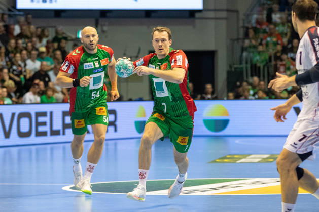 26.09.2026, xgox, Handball - Opel HBL SC Magdeburg - SG BBM Bietigheim emspor, v.l. Felix Claar (Magdeburg, 7) am Ball, plays the ball Magdeburg