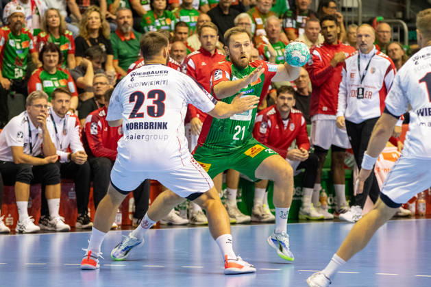 26.09.2026, xgox, Handball - Opel HBL SC Magdeburg - SG BBM Bietigheim emspor, v.l. Albin Lagergren (Magdeburg, 21) am Ball, plays the ball Magdeburg