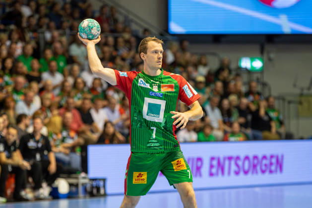26.09.2026, xgox, Handball - Opel HBL SC Magdeburg - SG BBM Bietigheim emspor, v.l. Felix Claar (Magdeburg, 7) am Ball, plays the ball Magdeburg