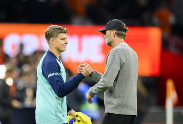 Trainer Bundestrainer Jürgen Klopp (GER) klatscht Torwart Finn Dahmen (GER) nach dem Spiel ab. Fussball Länderspiel UEFA Nations League, 1. Spieltag, Niederlande (NED) - Deutschland (GER) 1:1, am 24.09.2026 in Amsterdam Niederlande. Johan Cruyff Arena