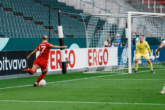 Deutschland, Fußball DFB - Pokal Frauen 2026 2027, 1. Runde - Borussia Mönchengladbach vs FC Bayern München (ista - Borussia - Park): Angriff, Hereingabe von Klara Bühl (Bayern München, 17), Chance, Luisa Palmen (Borussia Mönchengladbach, 23) Copyright: xThiemoxRudolphx