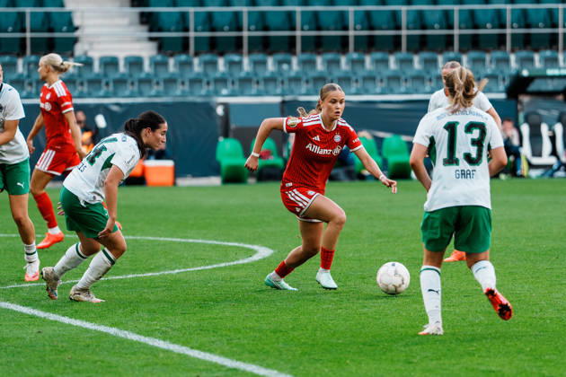 Deutschland, Fußball DFB - Pokal Frauen 2026 2027, 1. Runde - Borussia Mönchengladbach vs FC Bayern München (ista - Borussia - Park): Dribbling, Ballbesitz, am Ball, Spielaufbau, Übersicht, Sophie Proost (Bayern München, 23) gegen Luca Graf (Borussia Mönchengladbach, 13) Copyright: xThiemoxRudolphx