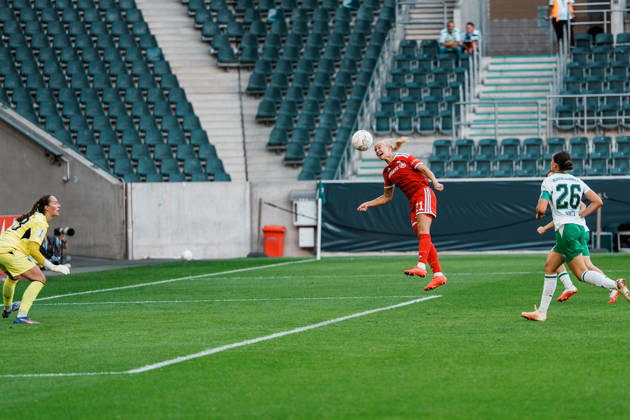 Deutschland, Fußball DFB - Pokal Frauen 2026 2027, 1. Runde - Borussia Mönchengladbach vs FC Bayern München (ista - Borussia - Park): Kopfball, Torchance, Pernille Harder (Bayern München, 21), Luisa Palmen (Borussia Mönchengladbach, 23), Maresa Arici (Borussia Mönchengladbach, 26) Copyright: xThiemoxRudolphx