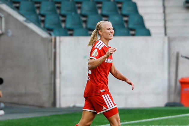 Deutschland, Fußball DFB - Pokal Frauen 2026 2027, 1. Runde - Borussia Mönchengladbach vs FC Bayern München (ista - Borussia - Park): Mimik Pernille Harder (Bayern München, 21) nach Torchance, Kopfball, nah Copyright: xThiemoxRudolphx