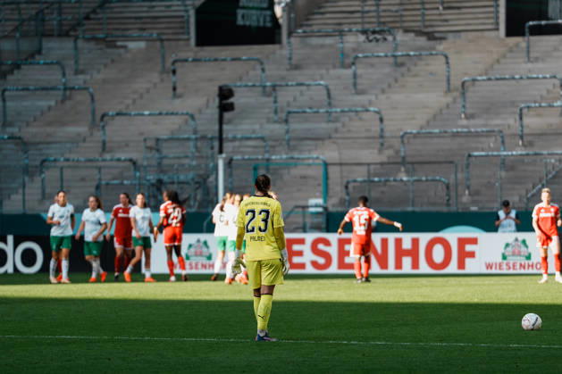 Deutschland, Fußball DFB - Pokal Frauen 2026 2027, 1. Runde - Borussia Mönchengladbach vs FC Bayern München (ista - Borussia - Park): letzter langer Ball von Luisa Palmen (Borussia Mönchengladbach, 23) Copyright: xThiemoxRudolphx
