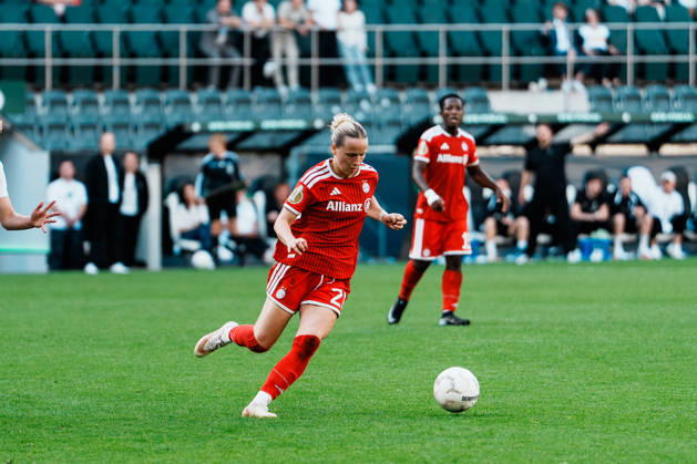 Deutschland, Fußball DFB - Pokal Frauen 2026 2027, 1. Runde - Borussia Mönchengladbach vs FC Bayern München (ista - Borussia - Park): Franziska Kett (Bayern München, 20), Dribbling, Ballbesitz, am Ball, Spielaufbau, Übersicht Copyright: xThiemoxRudolphx