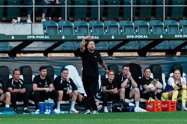 Deutschland, Fußball DFB - Pokal Frauen 2026 2027, 1. Runde - Borussia Mönchengladbach vs FC Bayern München (ista - Borussia - Park): Jonas Spengler (Trainer Borussia Mönchengladbach), Gestik vor der Bank, Winkt, ruft Copyright: xThiemoxRudolphx