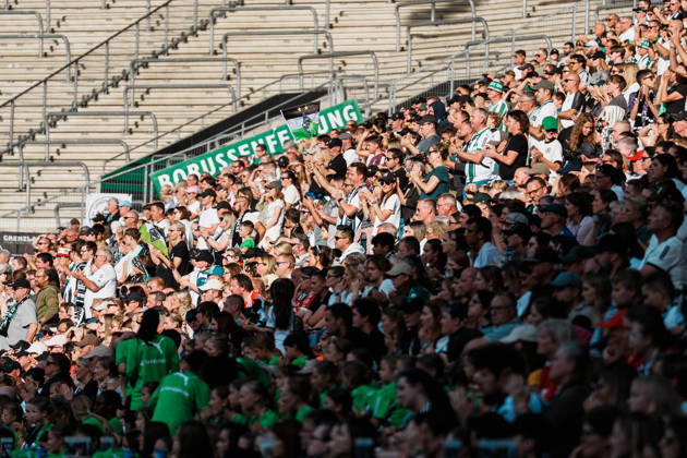 Deutschland, Fußball DFB - Pokal Frauen 2026 2027, 1. Runde - Borussia Mönchengladbach vs FC Bayern München (ista - Borussia - Park): Standing ovations der Fans trotz Niederlage, Motivation, Applaus Copyright: xThiemoxRudolphx