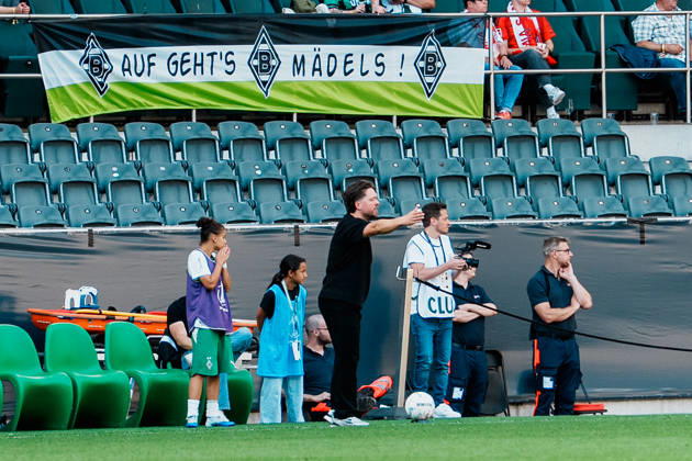 Deutschland, Fußball DFB - Pokal Frauen 2026 2027, 1. Runde - Borussia Mönchengladbach vs FC Bayern München (ista - Borussia - Park): Jonas Spengler (Trainer Borussia Mönchengladbach), Gestik vor der Bank, Winkt, ruft Copyright: xThiemoxRudolphx
