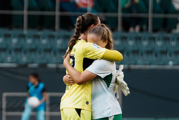 Deutschland, Fußball DFB - Pokal Frauen 2026 2027, 1. Runde - Borussia Mönchengladbach vs FC Bayern München (ista - Borussia - Park): Emotionen, Luisa Palmen (Borussia Mönchengladbach, 23) Trost Mia Giesen (Borussia Mönchengladbach, 19) nach Niederlage, Trauer, Emotion, Niederlage Copyright: xThiemoxRudolphx