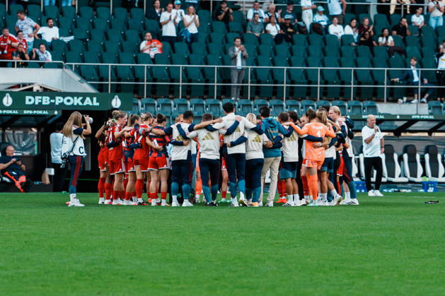 Deutschland, Fußball DFB - Pokal Frauen 2026 2027, 1. Runde - Borussia Mönchengladbach vs FC Bayern München (ista - Borussia - Park): Mannschaftskreis der Bayern nach Sieg, Zusammenhalt Copyright: xThiemoxRudolphx