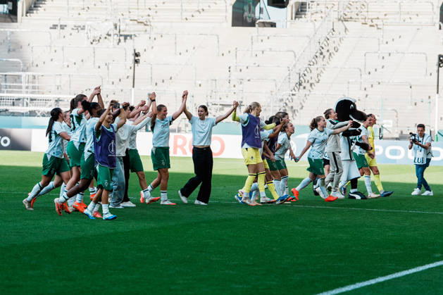 Deutschland, Fußball DFB - Pokal Frauen 2026 2027, 1. Runde - Borussia Mönchengladbach vs FC Bayern München (ista - Borussia - Park): Gladbach feiert trotz Niederlage, Stolz, Freude, Emotionen, Support Copyright: xThiemoxRudolphx