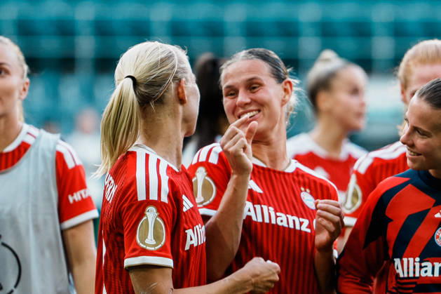 Deutschland, Fußball DFB - Pokal Frauen 2026 2027, 1. Runde - Borussia Mönchengladbach vs FC Bayern München (ista - Borussia - Park): Bayer feiern mit Fans, Sieg, Jubeln, Feiern, Fans, Gewinn, Emotionen, Klara Bühl (Bayern München, 17) lachen, Mimik, Pernille Harder (Bayern München, 21) Copyright: xThiemoxRudolphx