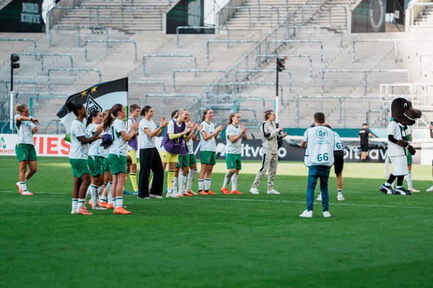 Deutschland, Fußball DFB - Pokal Frauen 2026 2027, 1. Runde - Borussia Mönchengladbach vs FC Bayern München (ista - Borussia - Park): Gladbach feiert trotz Niederlage, Stolz, Freude, Emotionen, Support Copyright: xThiemoxRudolphx