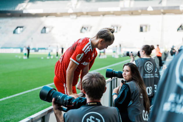 Deutschland, Fußball DFB - Pokal Frauen 2026 2027, 1. Runde - Borussia Mönchengladbach vs FC Bayern München (ista - Borussia - Park): Bayer feiern mit Fans, Sieg, Jubeln, Feiern, Fans, Gewinn, Emotionen, Giulia Gwinn (Bayern München, 7) ernst, geht zu Fans, Star Copyright: xThiemoxRudolphx
