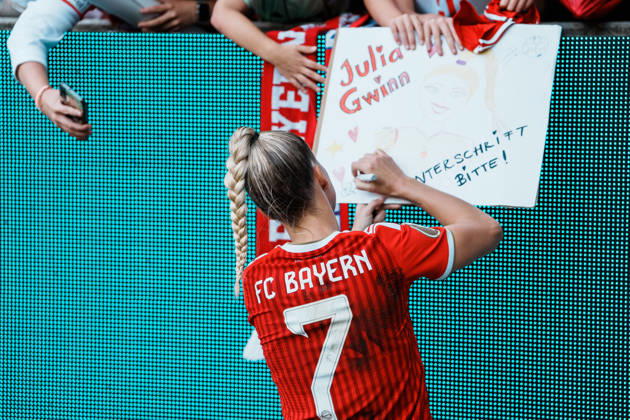 Deutschland, Fußball DFB - Pokal Frauen 2026 2027, 1. Runde - Borussia Mönchengladbach vs FC Bayern München (ista - Borussia - Park): Sieg, Jubeln, Feiern, Fans, Gewinn, Emotionen, Giulia Gwinn (Bayern München, 7) Unterschreibt bei Fans, Schilder, Hype, Nationalspielerin, Star Copyright: xThiemoxRudolphx