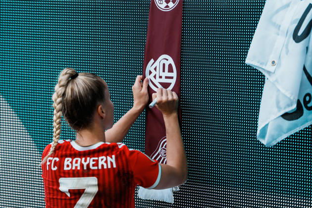 Deutschland, Fußball DFB - Pokal Frauen 2026 2027, 1. Runde - Borussia Mönchengladbach vs FC Bayern München (ista - Borussia - Park): Sieg, Jubeln, Feiern, Fans, Gewinn, Emotionen, Giulia Gwinn (Bayern München, 7) Unterschreibt bei Fans, Schilder, Hype, Nationalspielerin, Star Copyright: xThiemoxRudolphx
