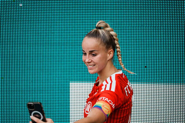 Deutschland, Fußball DFB - Pokal Frauen 2026 2027, 1. Runde - Borussia Mönchengladbach vs FC Bayern München (ista - Borussia - Park): Sieg, Jubeln, Feiern, Fans, Gewinn, Emotionen, Giulia Gwinn (Bayern München, 7) Unterschreibt bei Fans, Schilder, Hype, Nationalspielerin, Star, Selfie Copyright: xThiemoxRudolphx